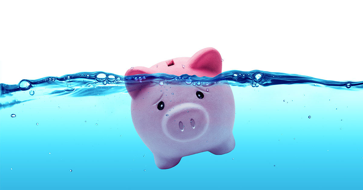 Ein Sparschwein schwimmt im Wasser und droht unterzugehen | Immobilie verkaufen