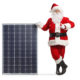 Ein Weihnachtsmann lehtn an einer Photovoltaikanlage - Weihnachtsgrüße