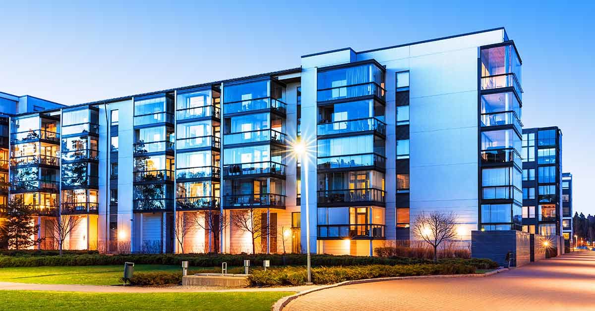 Ein modernes Mehrfamilienhaus zur Blauen Stunde schön beleuchtet | Immobilie Kapitalanlage
